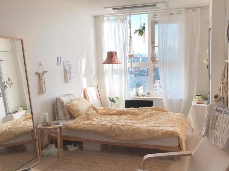 Ý tưởng trang trí phòng ngủ Hàn Quốc đơn giản và ấm cúng với điểm nhấn là ánh sáng tự nhiên